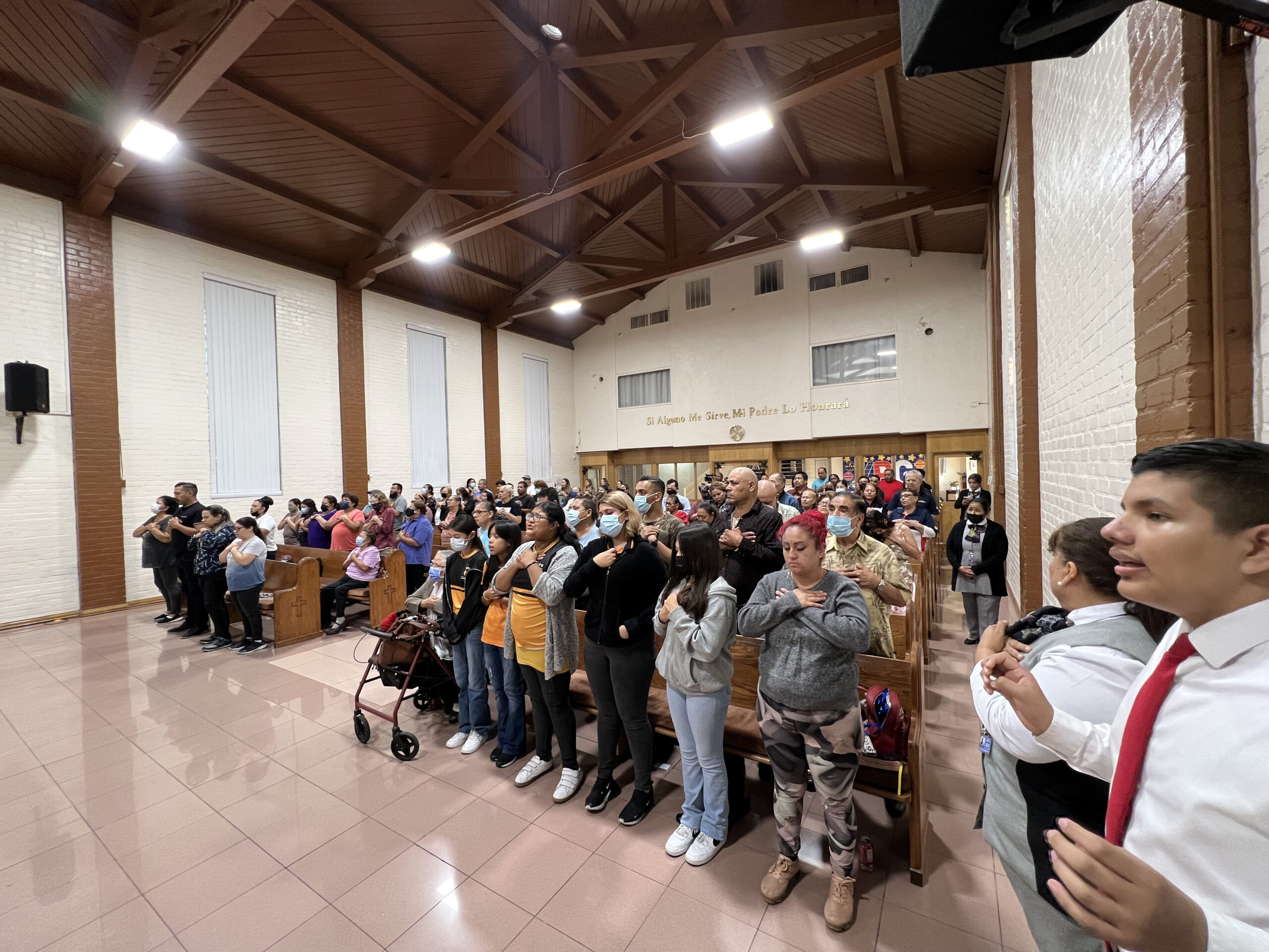Obispo Clodomir Santos visita la Universal de Huntington Park