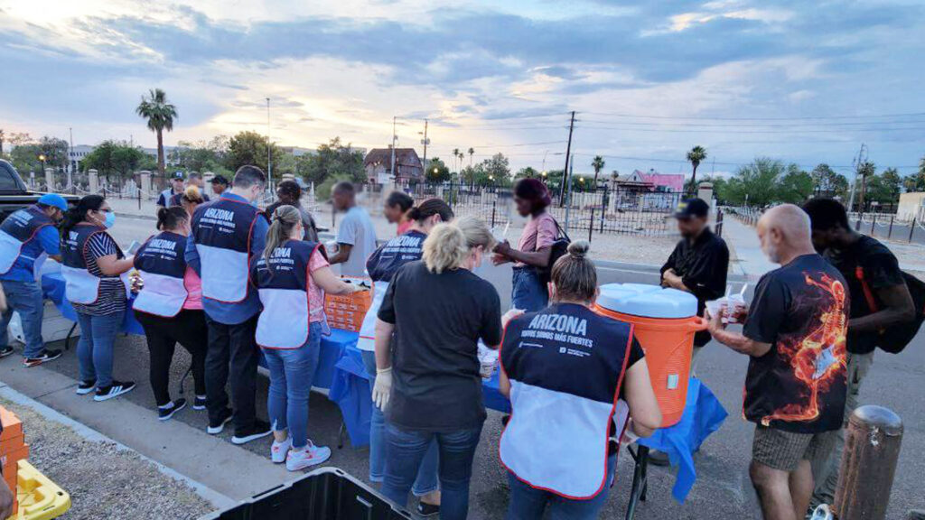 Los Ángeles de la Noche ayudan sin descanso en Phoenix, Arizona