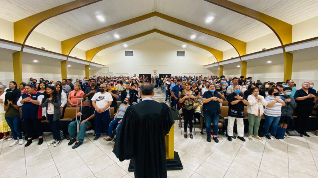 Obispo Clodomir Santos visita la Universal de South Gate, California