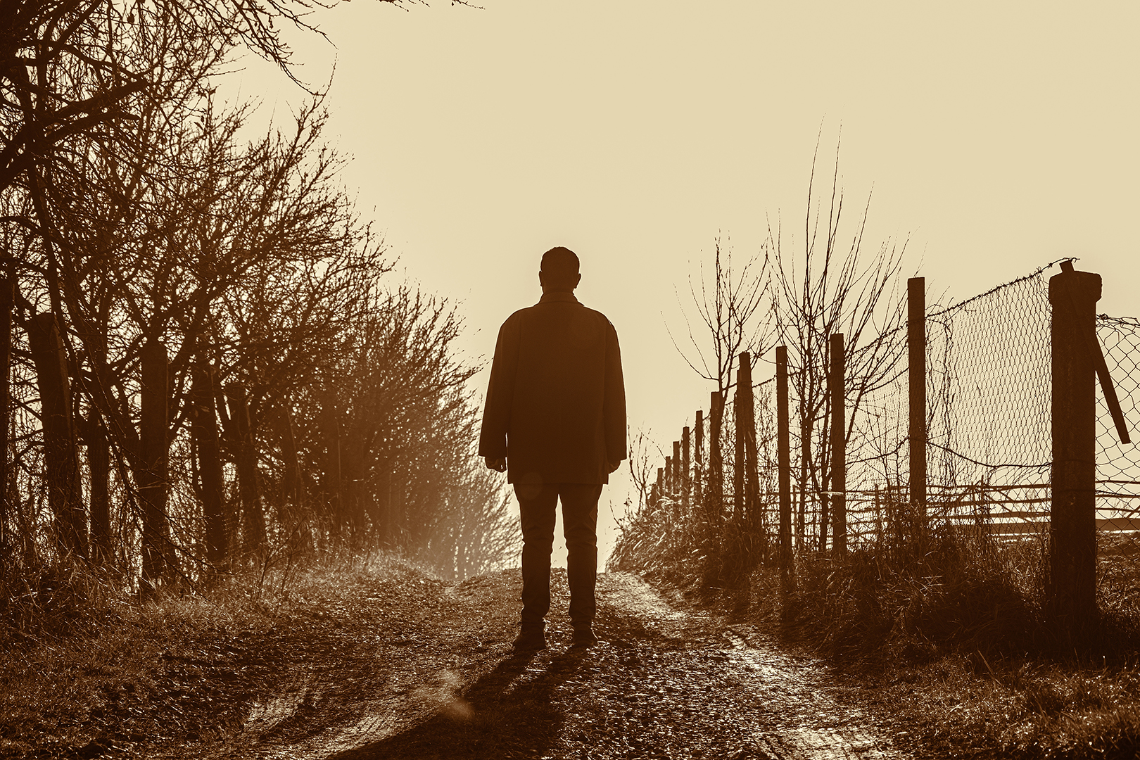 Vivir pensando solo en la construcción de su vida en este mundo y en sus proyectos personales es la receta para una vida infeliz y miserable, y para un alma frágil y débil.