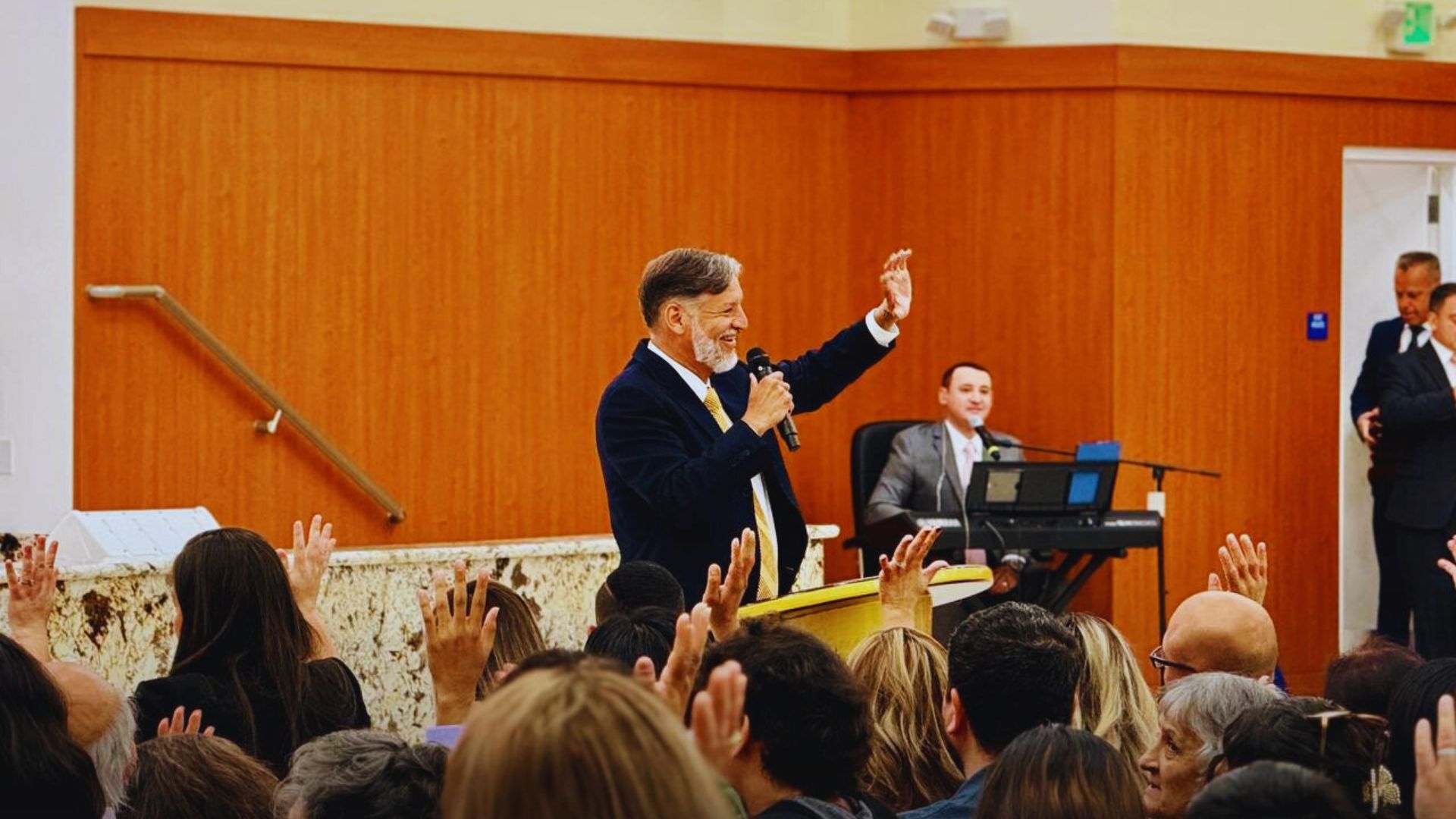 Lea esta Palabra de fe con gran atención. Toda la obra que el Espíritu Santo realiza en la vida de uno se lleva a cabo a través de la Palabra de Dios porque Él no obra fuera de Su Palabra.